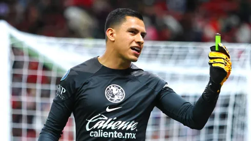 Malagón fue agredido con objetos que le lanzaron desde la tribuna.