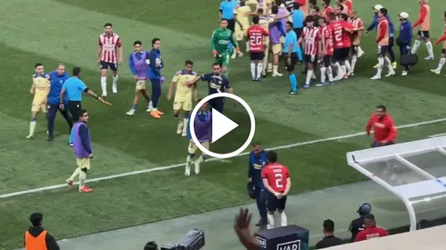 Hubo conato de bronca al medio tiempo del Chivas vs. América.