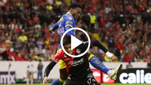 Javairo Dilrosun hace una jugada de crack.