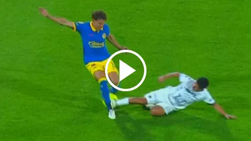 Debieron expulsar a un jugador de Pumas.