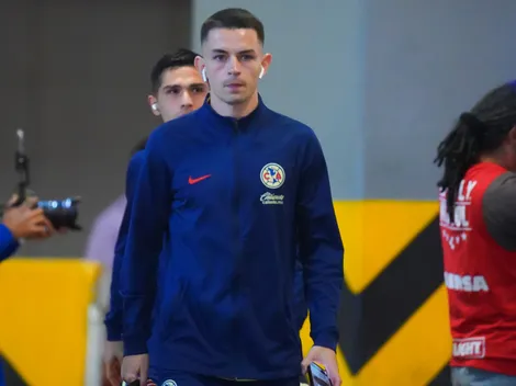 Álvaro Fidalgo es sorprendido por una aficionada con varios regalos de cumpleaños