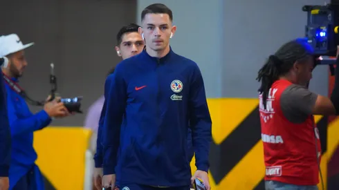 Álvaro Fidalgo es sorprendido por una aficionada con varios regalos de cumpleaños