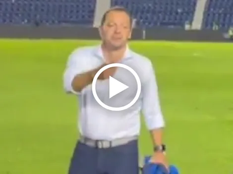 Santiago Baños explotó en contra del arbitraje tras el penal no marcado a Henry Martín