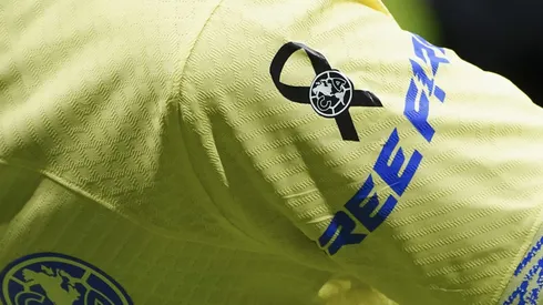 América Femenil lleva un moño negro.