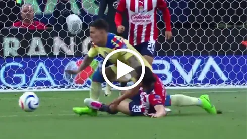 La tarjeta roja al Oso González que pudo cambiar el encuentro entre América y Chivas