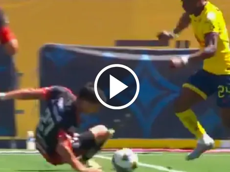 Dilrosun deja a su rival en el piso con otro regate descomunal