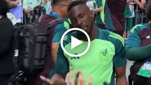 Julián Quiñones enfurece con aficionado que tira la playera de América al suelo