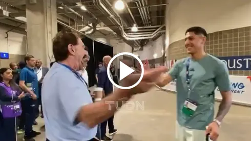 La Volpe le dio unas palabras a Edson.