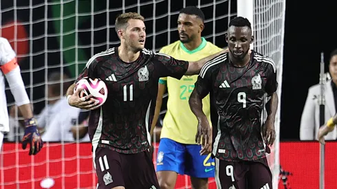 Santiago Giménez y Julián Quiñones celebran el gol de México ante Brasil.