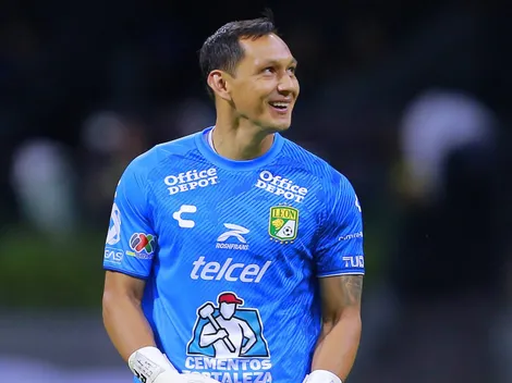 Rodolfo Cota ya luce los colores del América tras anunciarse su fichaje