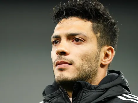 Raúl Jiménez presenta como figura el nuevo uniforme del Fulham