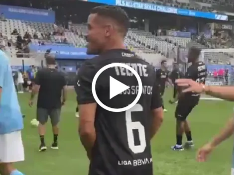 El épico saludo de Jonathan Dos Santos con dos ex jugadores del Barcelona