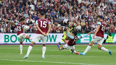 Edson Álvarez regaló tremenda postal junto a Erling Haaland en Premier League