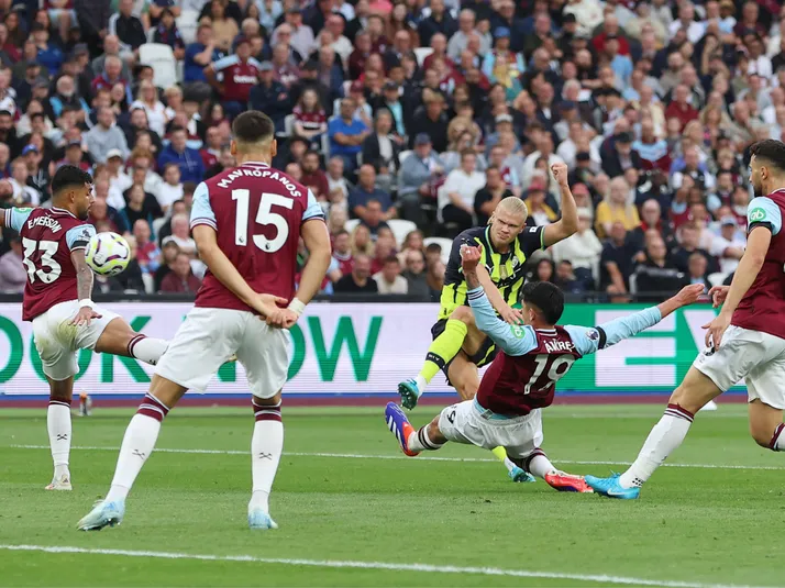 Edson Álvarez regaló tremenda postal junto a Erling Haaland en Premier League