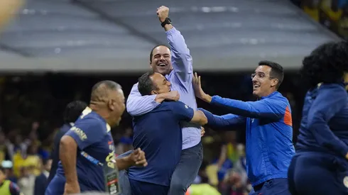 Jardine festejando la 15 de la mano de su cuerpo técnico.