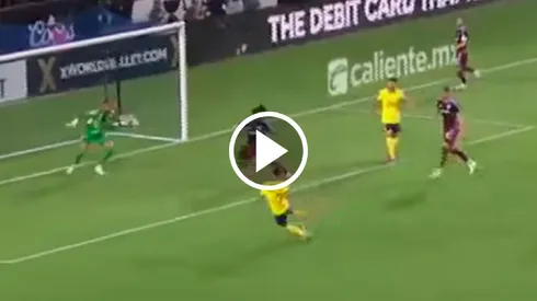 Brian Rodríguez se perdió un gol cantando.