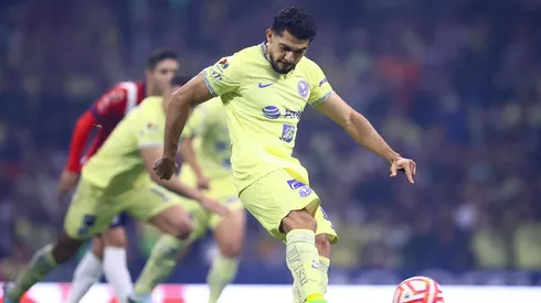 Henry va por un nuevo gol ante Chivas.