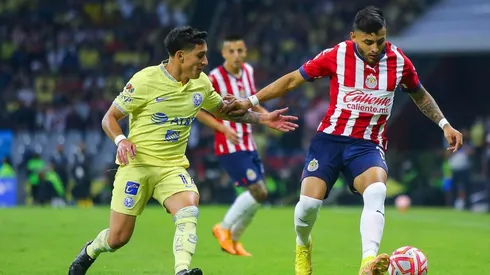 Alex Zendejas defendiendo a Alexis Vega en el Clásico del Apertura 2022