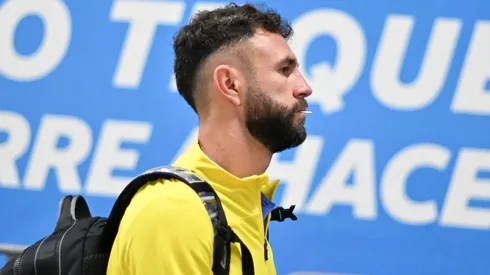 Miguel Layún es tentado por Gerardo Romero.