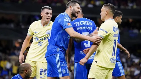 Un jugador del América trata de pelear por lo más alto.