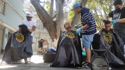 Los barberos americanistas regalaron decenas de cortes a personas en situación de calle.