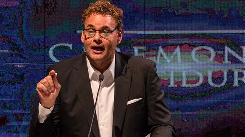 Faitelson marca postura en todos los temas.