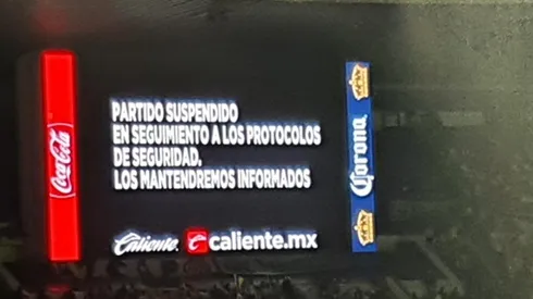 Se anunció en las pantallas la suspensión del encuentro.