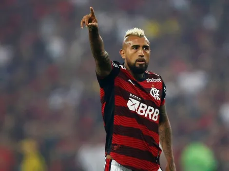 Arturo Vidal posó con un regalo de América