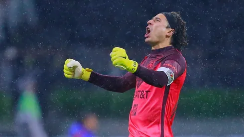 Guillermo Ochoa agigantó su leyenda en el Clásico Nacional.