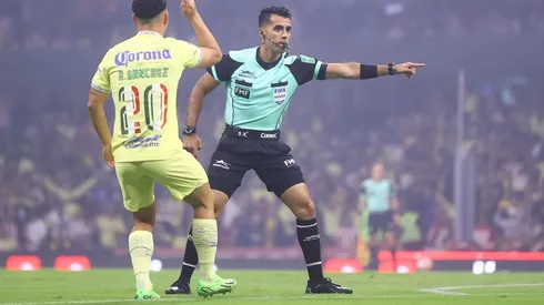 Adonai Escobedo González, no cobró un penal clarísimo para el América vs. Chivas en el Clásico Nacional.