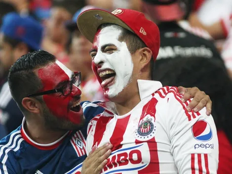 Un aficionado de América paseó como perro a un seguidor de Chivas y le dio nalgadas