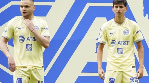 Jonathan Rodríguez y Jürgen Damm durante su presentación en América.