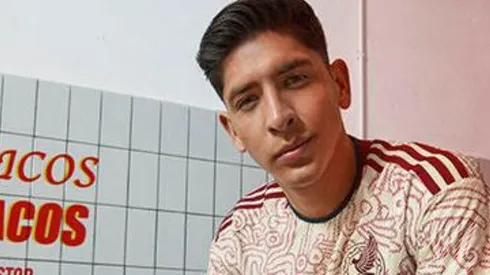 Edson Álvarez posó con la nueva playera alternativa de la Selección de México.