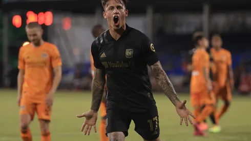 Brian Rodríguez enamora al América, pero no por su talento como jugador.