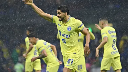 Henry Martín sigue marcando goles.