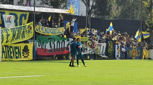 Las barras de América respaldaron al equipo antes del Clásico Capitalino.