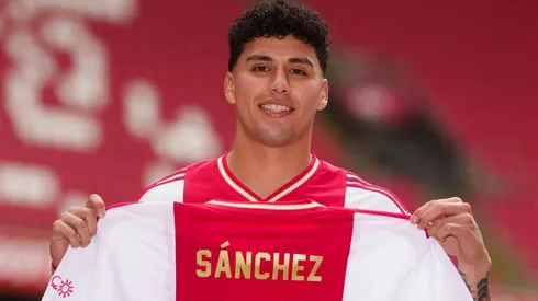 Sánchez ya posó con su nueva camiseta.