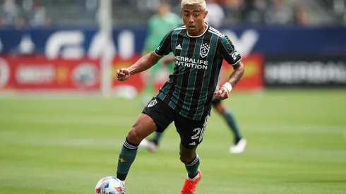 Julián Araujo le costó la derrota al Galaxy.