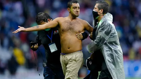 La policía del Estadio Azteca quedó evidenciada.