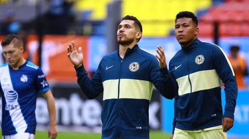 Roger Martínez impide la salida de Henry Martín.