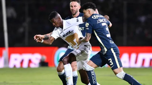 Layún y Jorge Sánchez han competido por la titularidad por derecha.