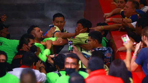 Seguidores del América ejercieron violencia a las afueras del Azteca.