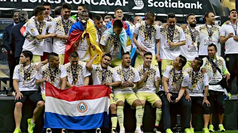 El plantel del América en el festejo por la obtención de la Concacaf Champions League 2015/2016.