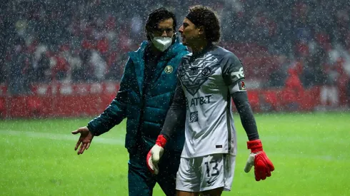 Guillermo Ochoa y Santiago Solari charlan durante un partido de América