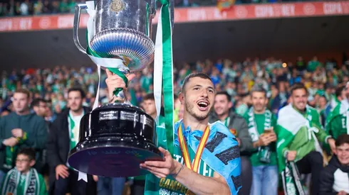 Guido Rodríguez alzando la Copa del Rey.