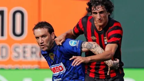 Matías Vuoso en el forcejeo con Stefan Savic en aquel América vs. Manchester City del 2011.