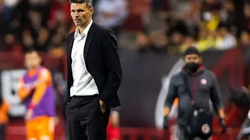 Fernando Ortíz le quita presión a los jugadores del América.