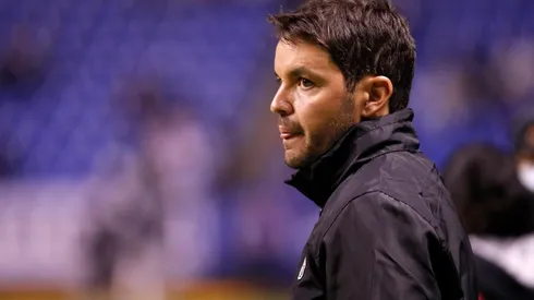 Se tambalea la llegada de Larcamón al América