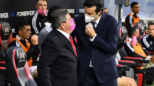 Miguel Herrera y Santiago Solari en el Estadio Azteca.