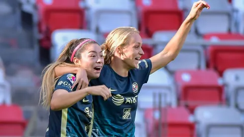 Sarah Luebbert en el festejo de uno de sus goles contra Toluca.